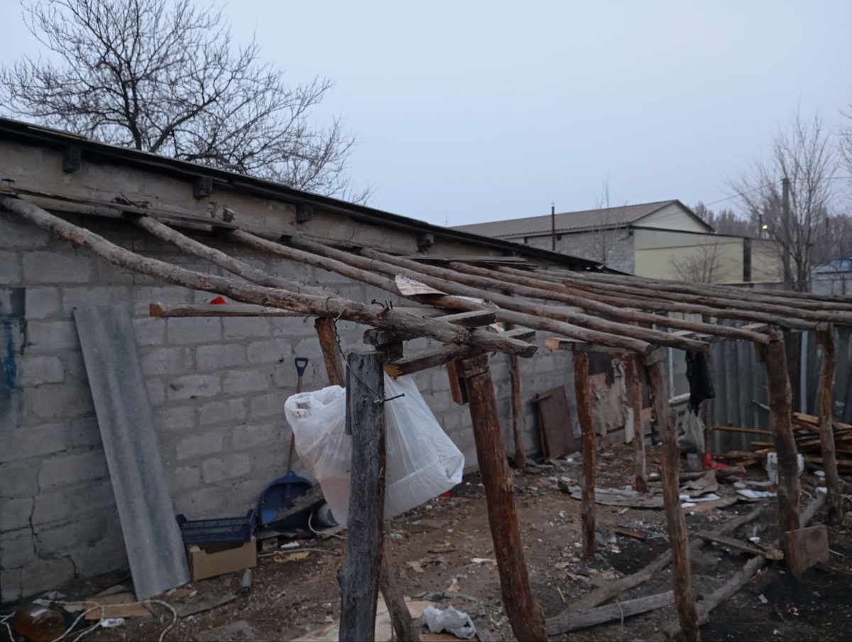 Когда купили дом эта пристройка (навес) уже стала. Теперь муж разбирает .