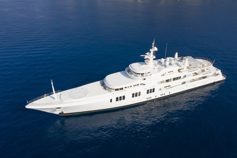 Яхта «Экстаси» стоит на якоре в Средиземном море у берегов Монако. Судно спустили на воду в 2004 году. Когда было сделано фото, точно неизвестно