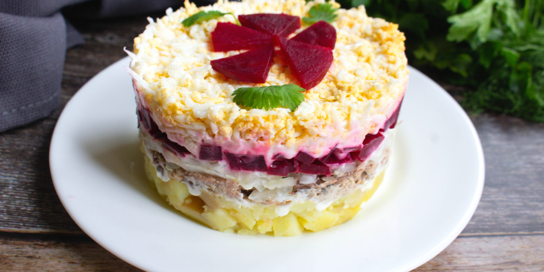 Слоеный овощной салат с рыбными консервами