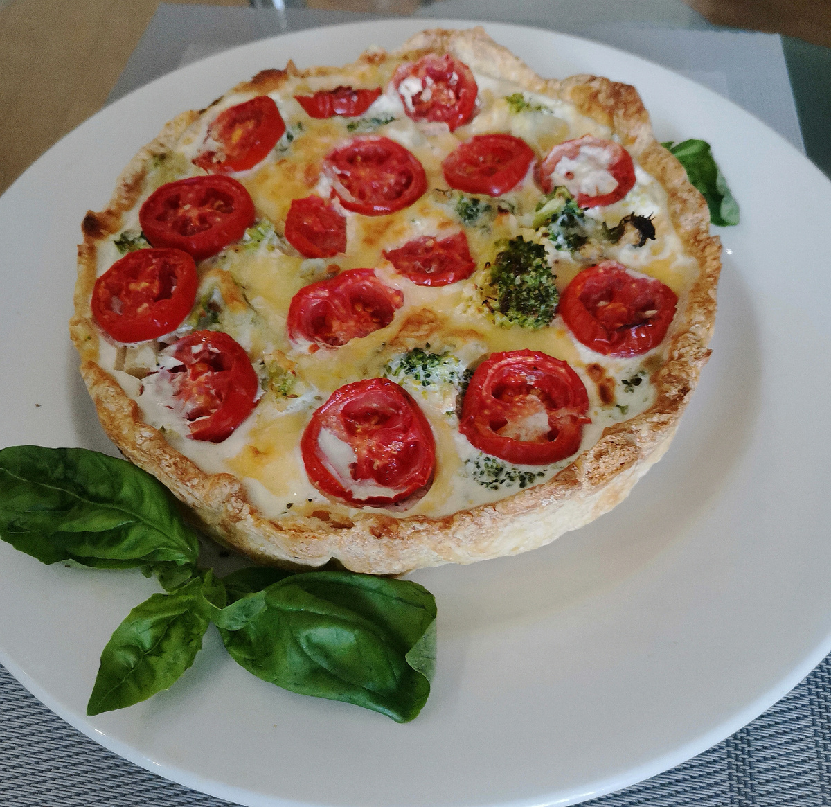 Киш с брокколи и индейкой. 