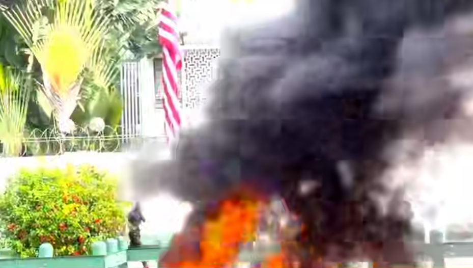 Горящие автомобильные шины у американского посольства. Скриншот с видео. 