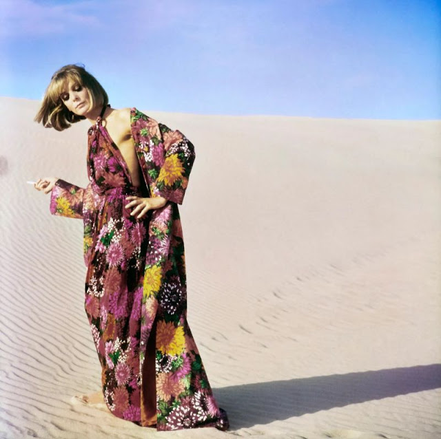 Платье с цветочным принтом от Кена Скотта из Falconetto, фото Хельмута Ньютона, Vogue, 1 мая 1963 г.
