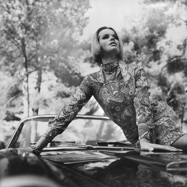 Вирна Лизи в наряде с узором «пейсли» от Кена Скотта, фото Леомбруно-Боди, Vogue, 1 января 1964 г.