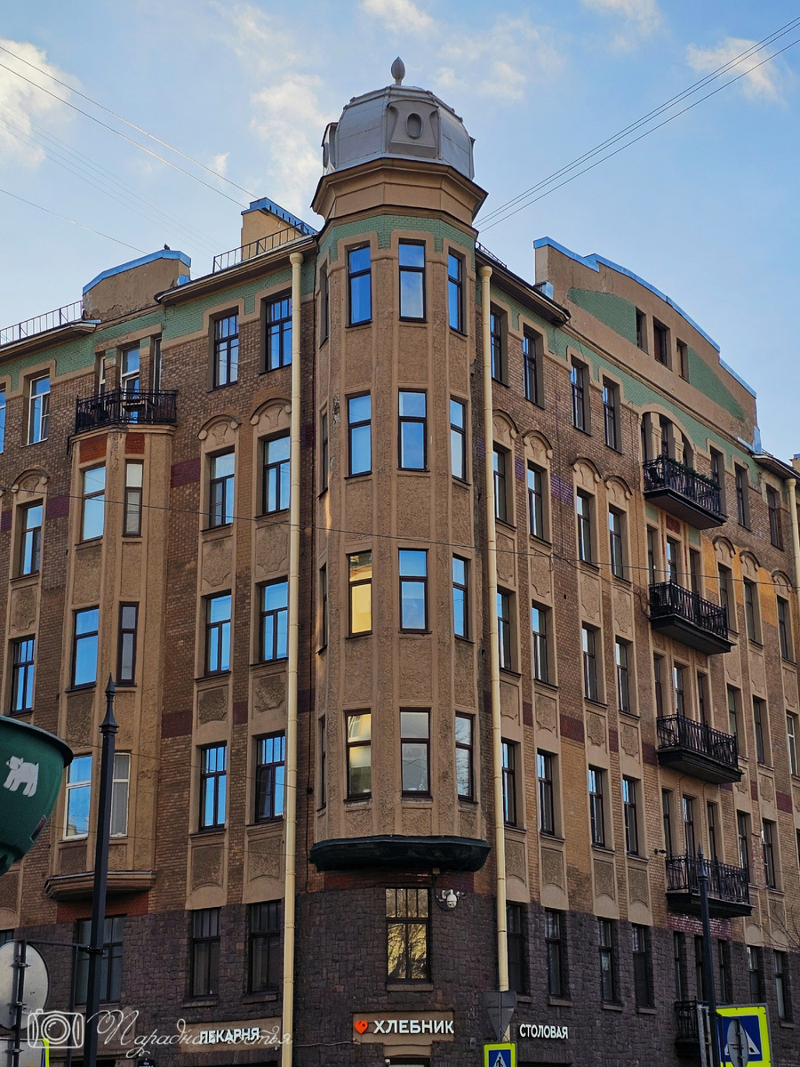 Этот дом заметен издалека. Фото: Парадная гостья