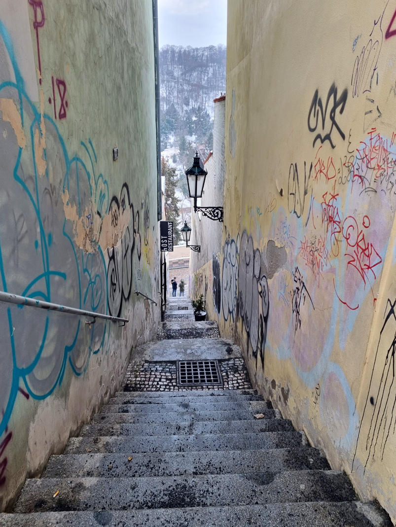 Самая узкая улица Праги — Винарна Чертовка (Vinárna Čertovka)