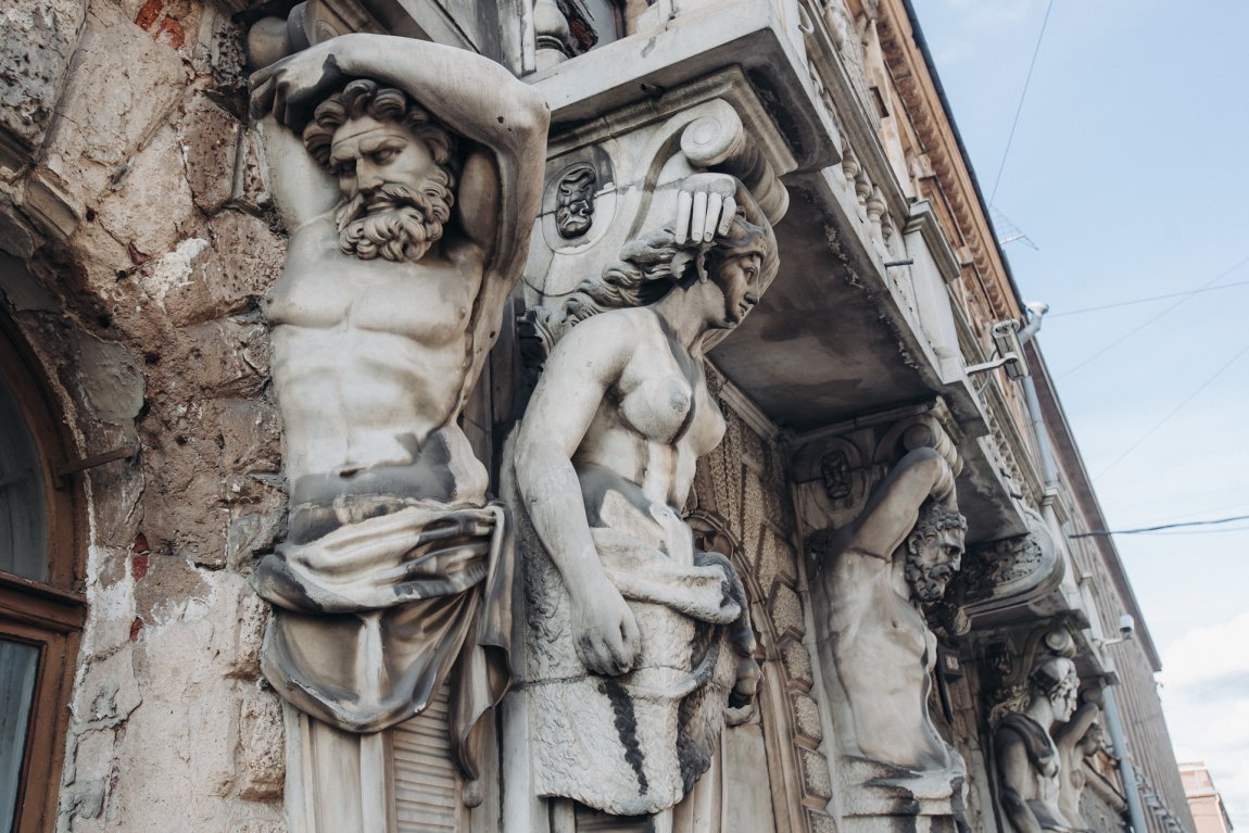 Атланты и кариатиды на особняке Демидова в Санкт-Петербурге