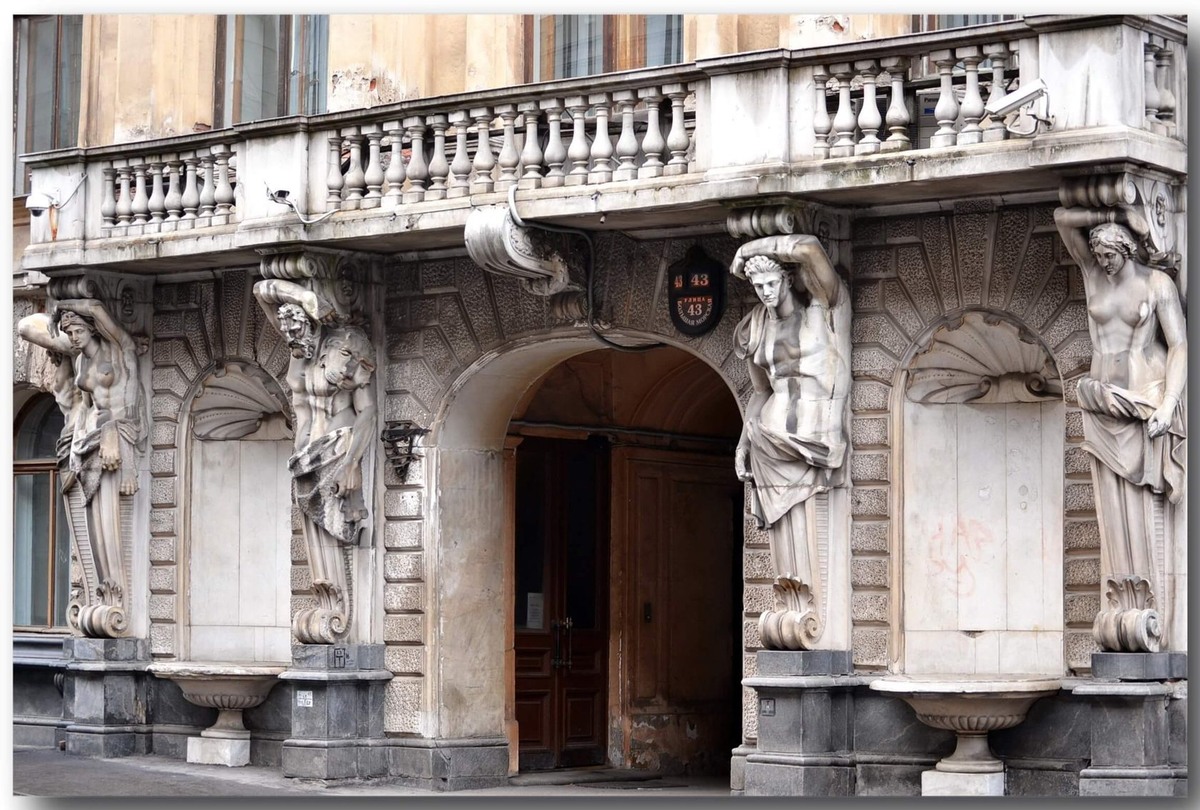 Атланты и кариатиды на особняке Демидова в Санкт-Петербурге