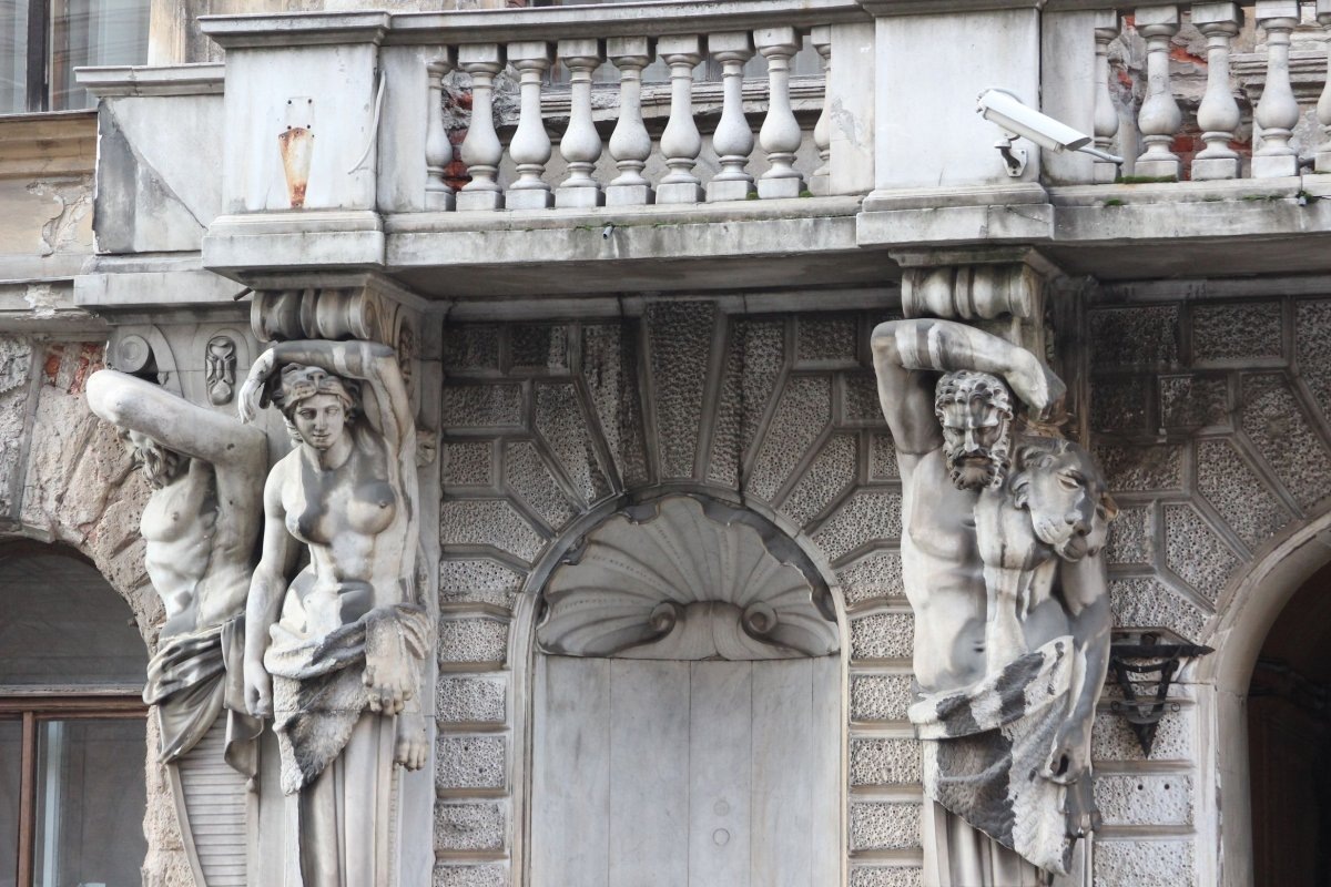 Атланты и кариатиды на особняке Демидова в Санкт-Петербурге