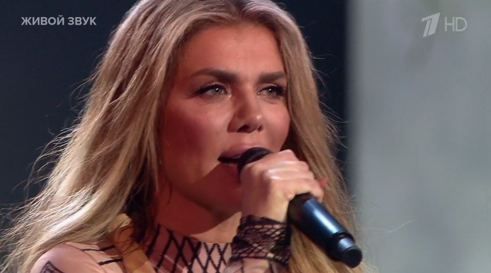 Анна Седокова исполняет песню "Потому что нельзя", скрин автора канала 