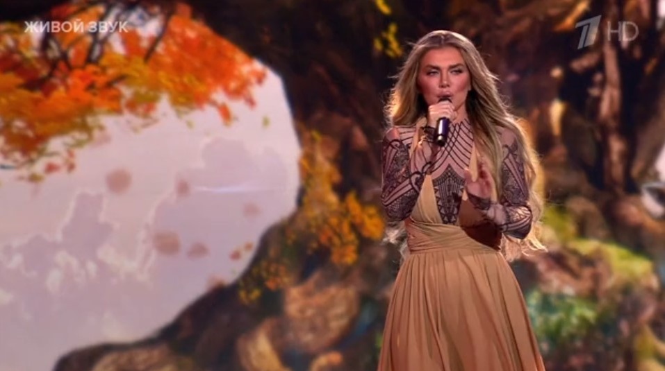 Анна Седокова исполняет песню "Потому что нельзя", скрин автора канала 