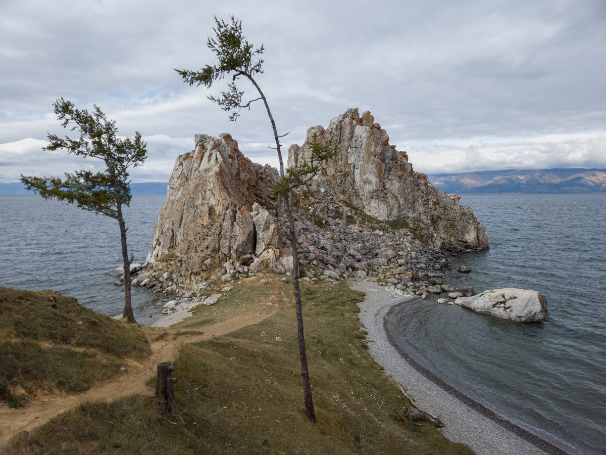 Осенью 2024 буря сломала какое-то из этих деревьев. Все, кадр уже не повторить.