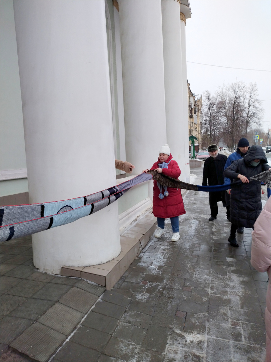 Сегодняшнее фото. Ира в красной куртке. Повязываем шарф!