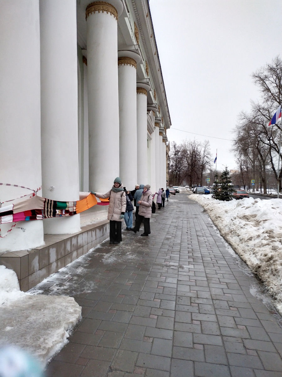 Сегодняшнее фото. Повязываем шарф на "Зарю"!