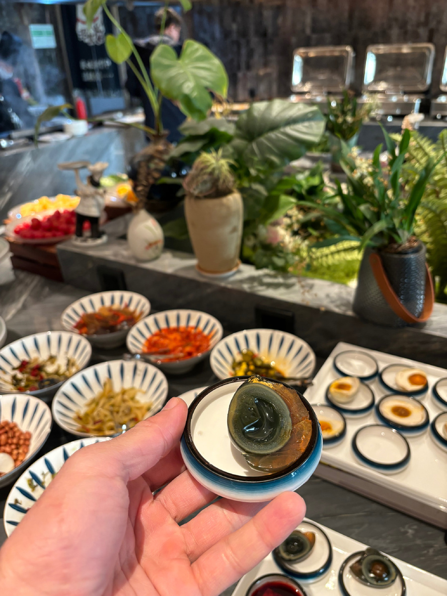 Еда в Китае - это святое. На Праздник ее становится еще больше. Перед вами - столетнее яйцо)