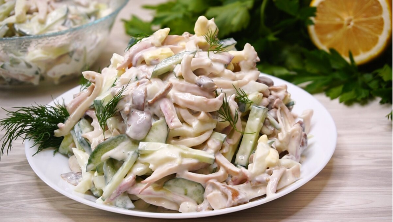 Салат с кальмарами, на мой взгляд один из самых лучших.