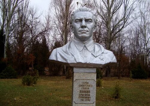 Памятник Дуйшенкулу Шопокову в Волоколамске
