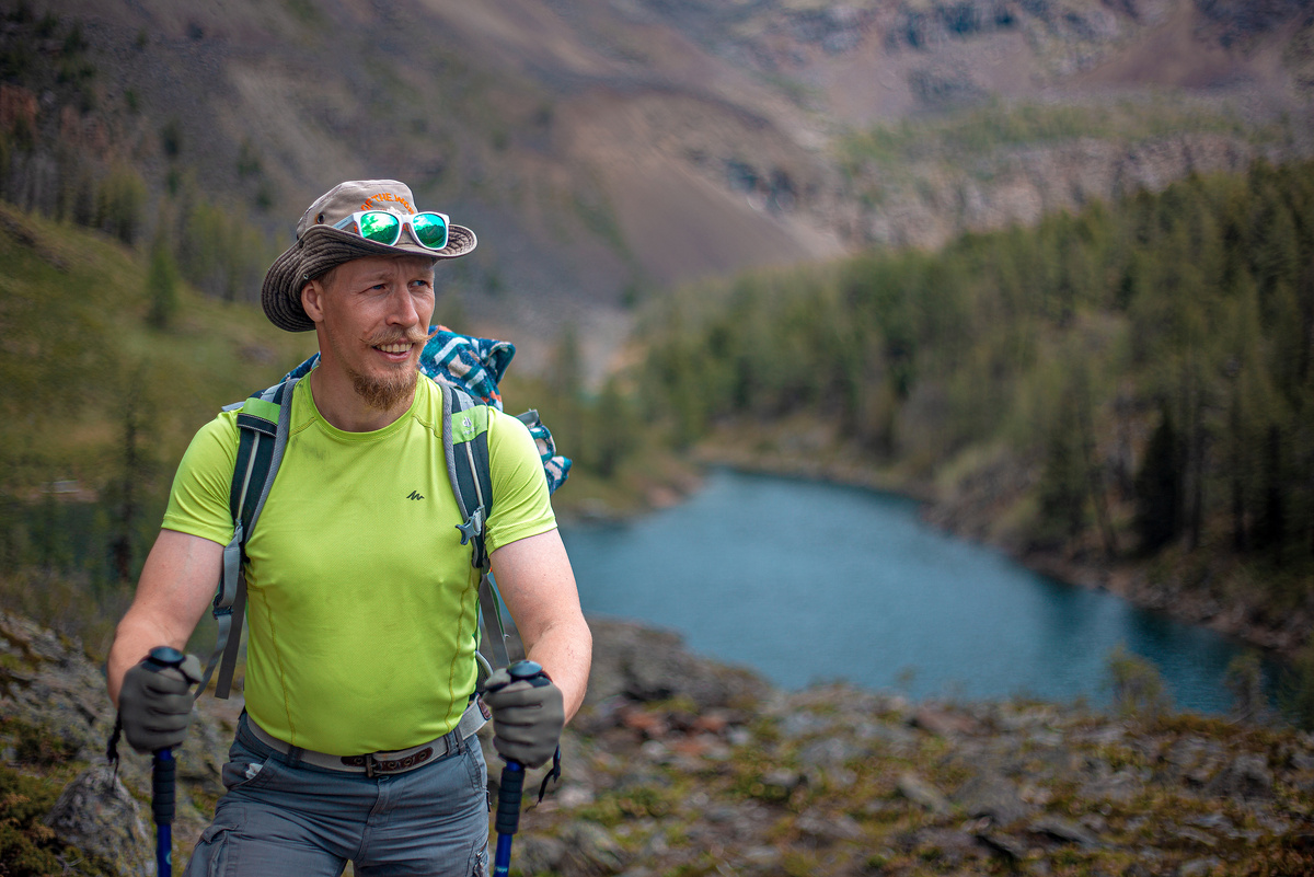 Это я с озером стою. А сейчас пишу для вас.