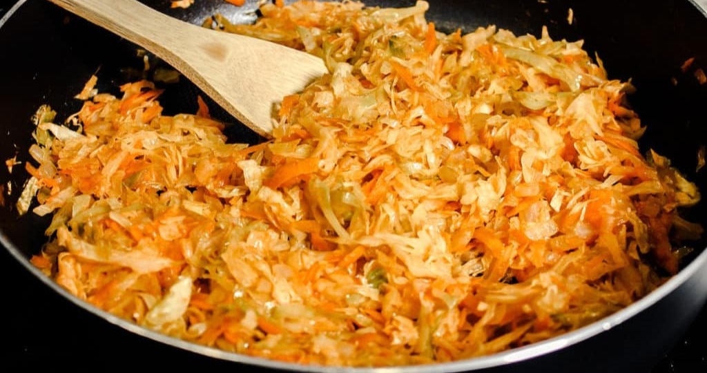 Тушеная капуста как в столовой: готовить капусту по ГОСТу научила старая повариха