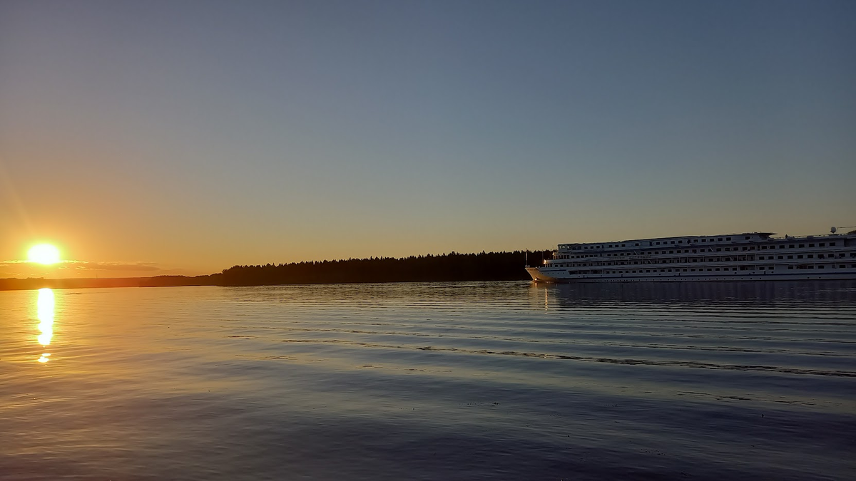 А это теплоход на подмосковном водохранилище