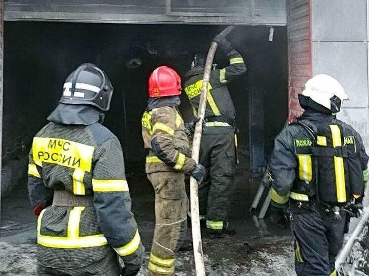     В Белгороде загорелся гаражный бокс автосервиса: авто пострадало, фото: t.me/mchs31