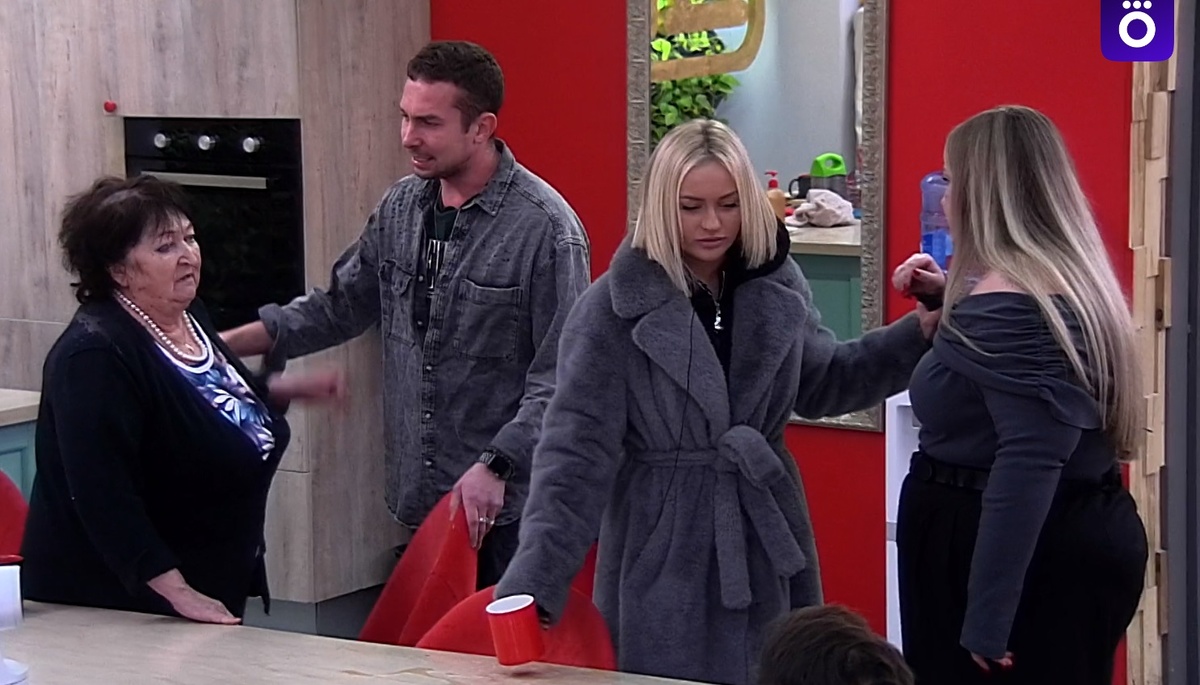 Людмила Николаевна, Вадим, Элина и Лена (фото из эфира на «Okko»)