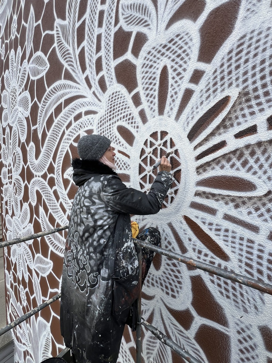 Nespoon за работой (фото с сайта автора nespoon.art)