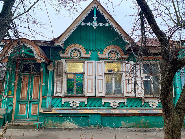   Дом на улице Ломоносова напоминает шкатулку. 79-летняя хозяйка Валентина Васильевна рассказала, что построен он был еще бабушкой ее покойного мужа