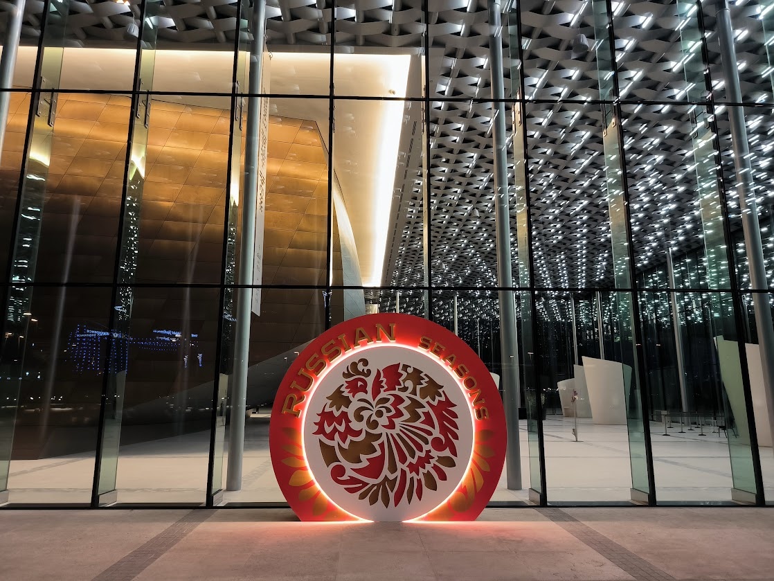 Вид на холл национального театра Бахрейна снаружи (фото из личного архива)