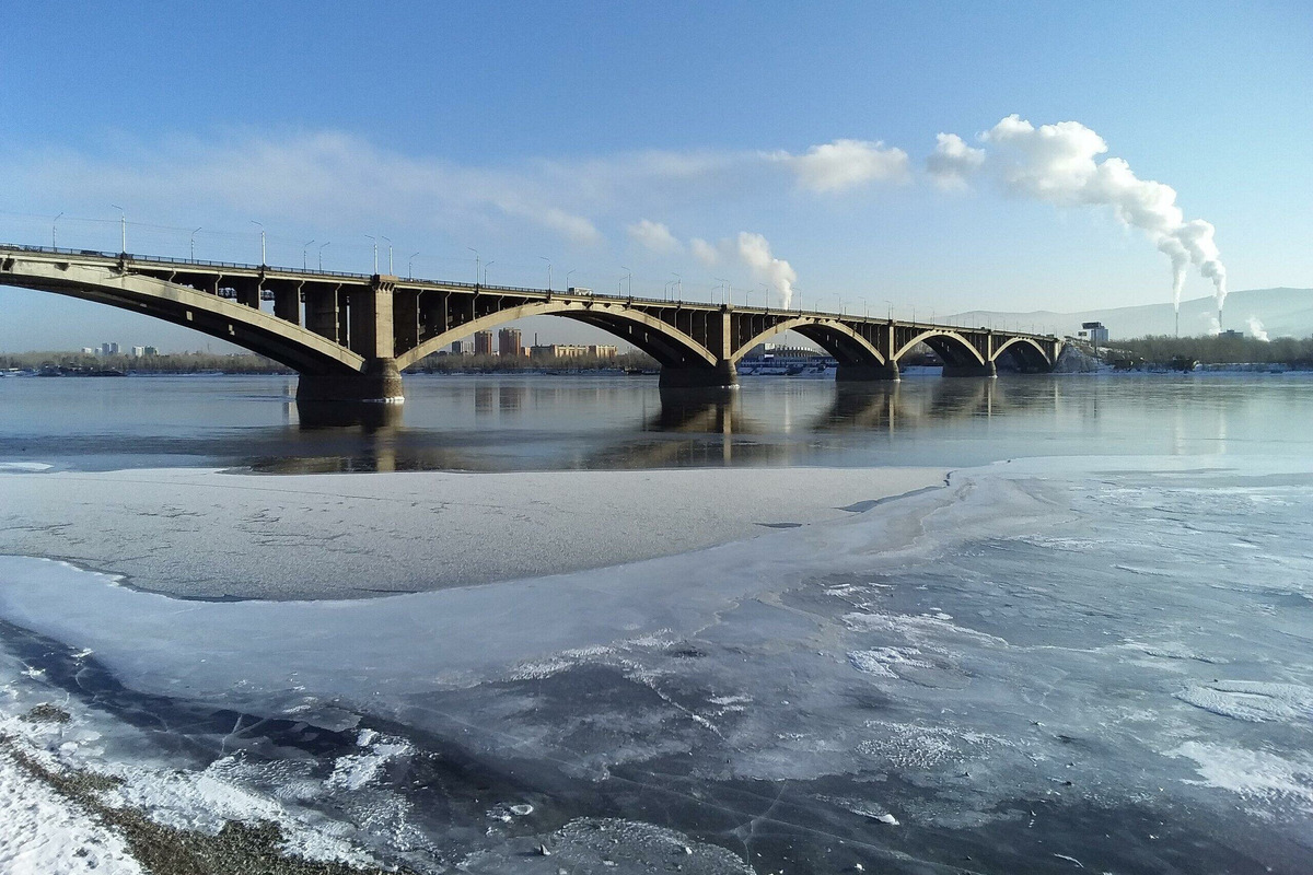 Прогуливаясь по левой части набережной, можно увидеть красивые сопки и Коммунальный мост — он знаком многим по 10-рублёвой купюре.  Фото: Правовое Возрождение / Яндекс Карты