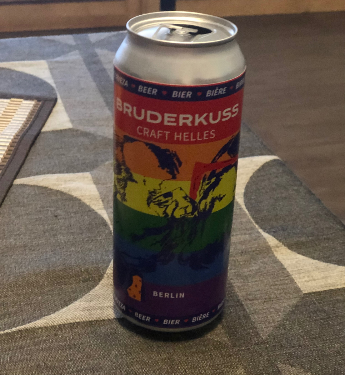 Немецкое пиво "Bruderkuss" . Братский поцелуй. Угадайте, кто на картинке? Листайте вправо?