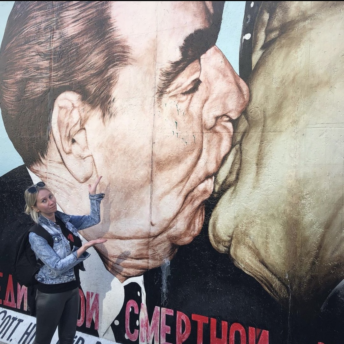 Один из рисунков на Берлинской стене. Вернее, на ее остатках.