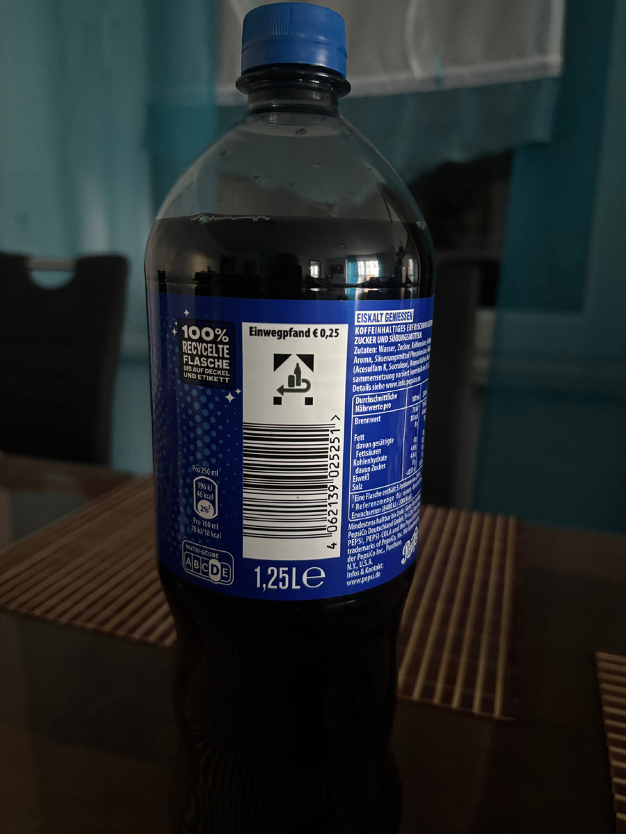 Бутылка со стрелочкой, а сверху сумма залога. 0,25 цента. Надпись Einwegpfand означает, что бутылка подлежит утилизации без повторного использования.