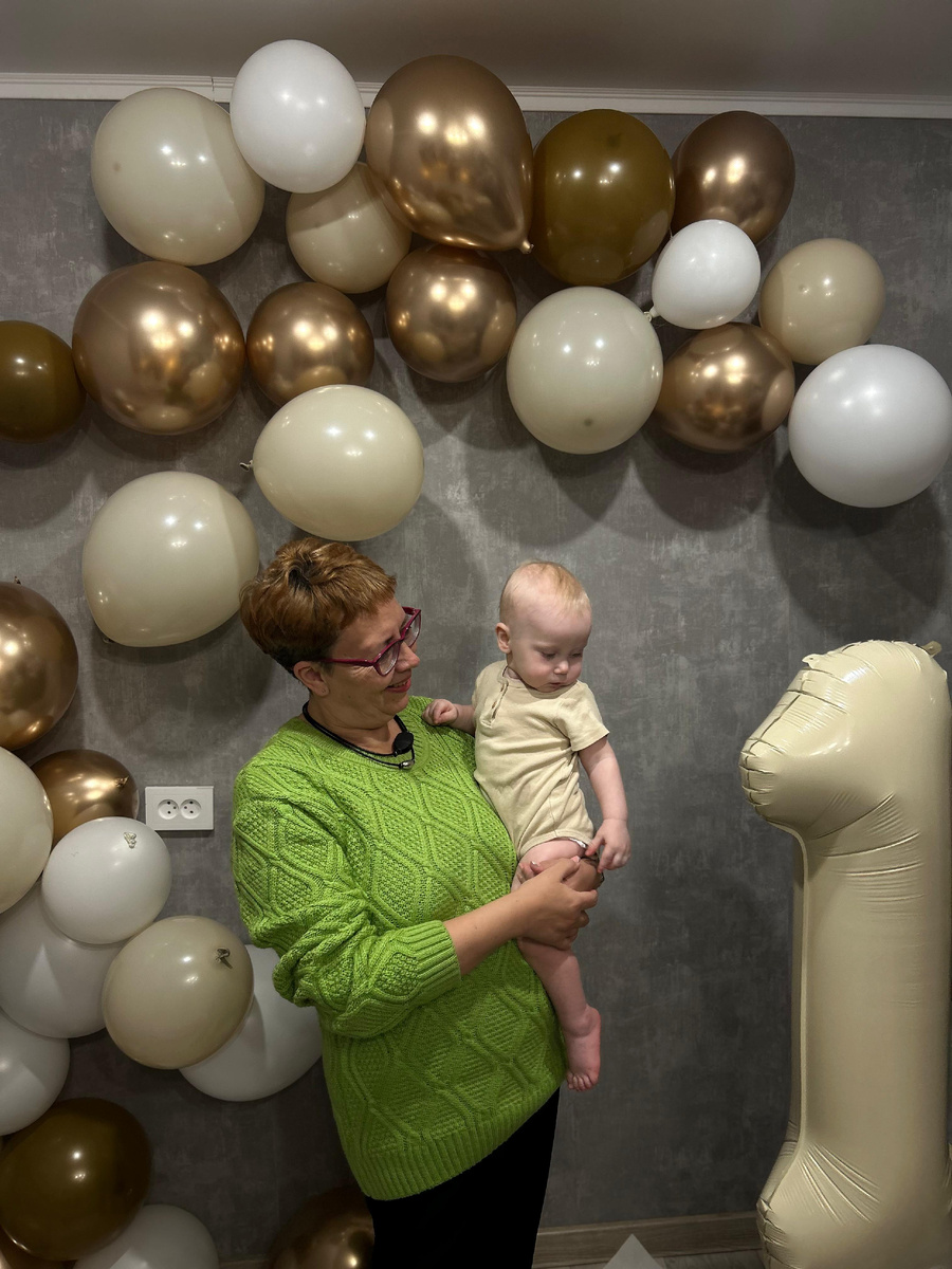 Это она ко мне в гости пришла