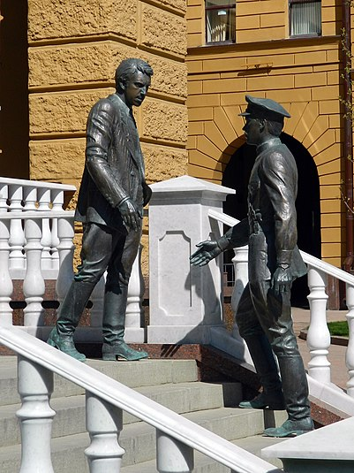 на фото - Памятник Жеглову и Шарапову на ступенях Петровки, 38