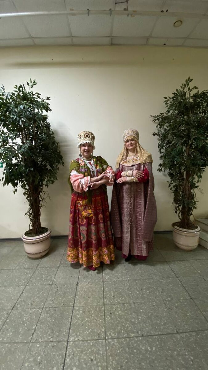 С руководителем театра костюма, дизайнером Ларисой Боднар. 