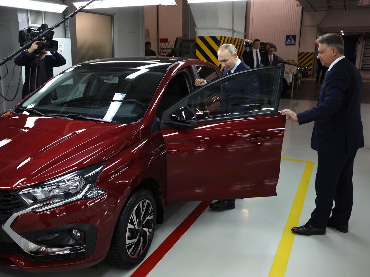    Президент РФ Владимир Путин во время осмотра предсерийного автомобиля "ЛАДА Искра" в ходе посещения завода "АвтоВАЗ"© РИА Новости / POOL