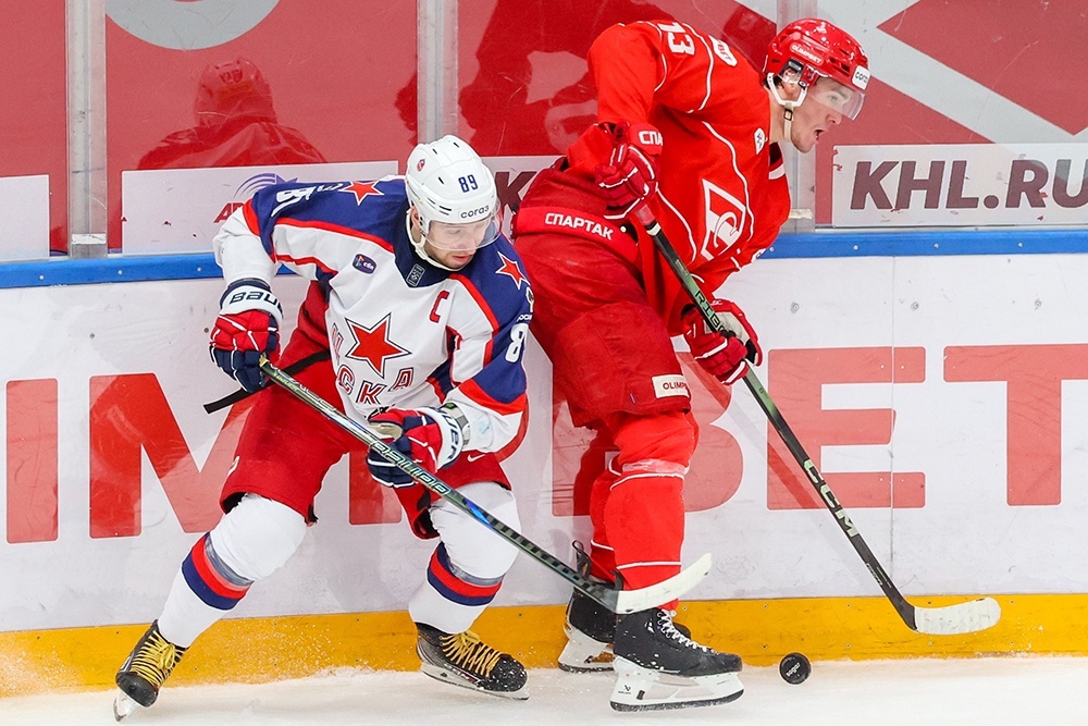    Спартаковцы (справа) в текущем регулярном чемпионате нашли ключ к ЦСКА / Валерий Шарифулин/ТАСС