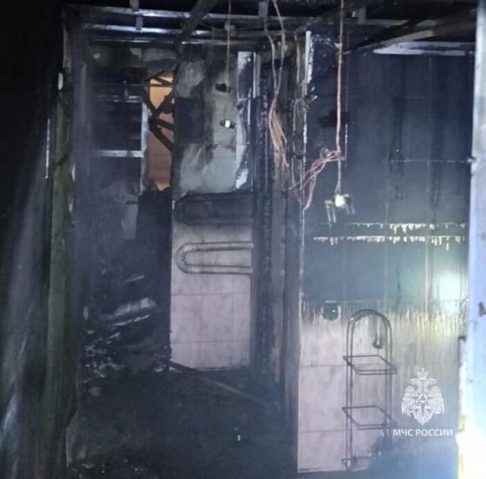 Источник фото: Пресс-служба МЧС по Ростовской области
По информации «Donday», женщина вывела шестерых приемных детей из горящего дома, после чего вернулась за документами, но сама выйти уже не смогла.

Отмечается, что погибшая усыновила детей, когда у них погибли родители. Из них двое несовершеннолетних, сейчас их отправили в центр помощи детям, за ними ухаживают сотрудники и старшие братья и сестры. 

Напомним, ранее пенсионерка и ее сын погибли при пожаре в Ростовской области.