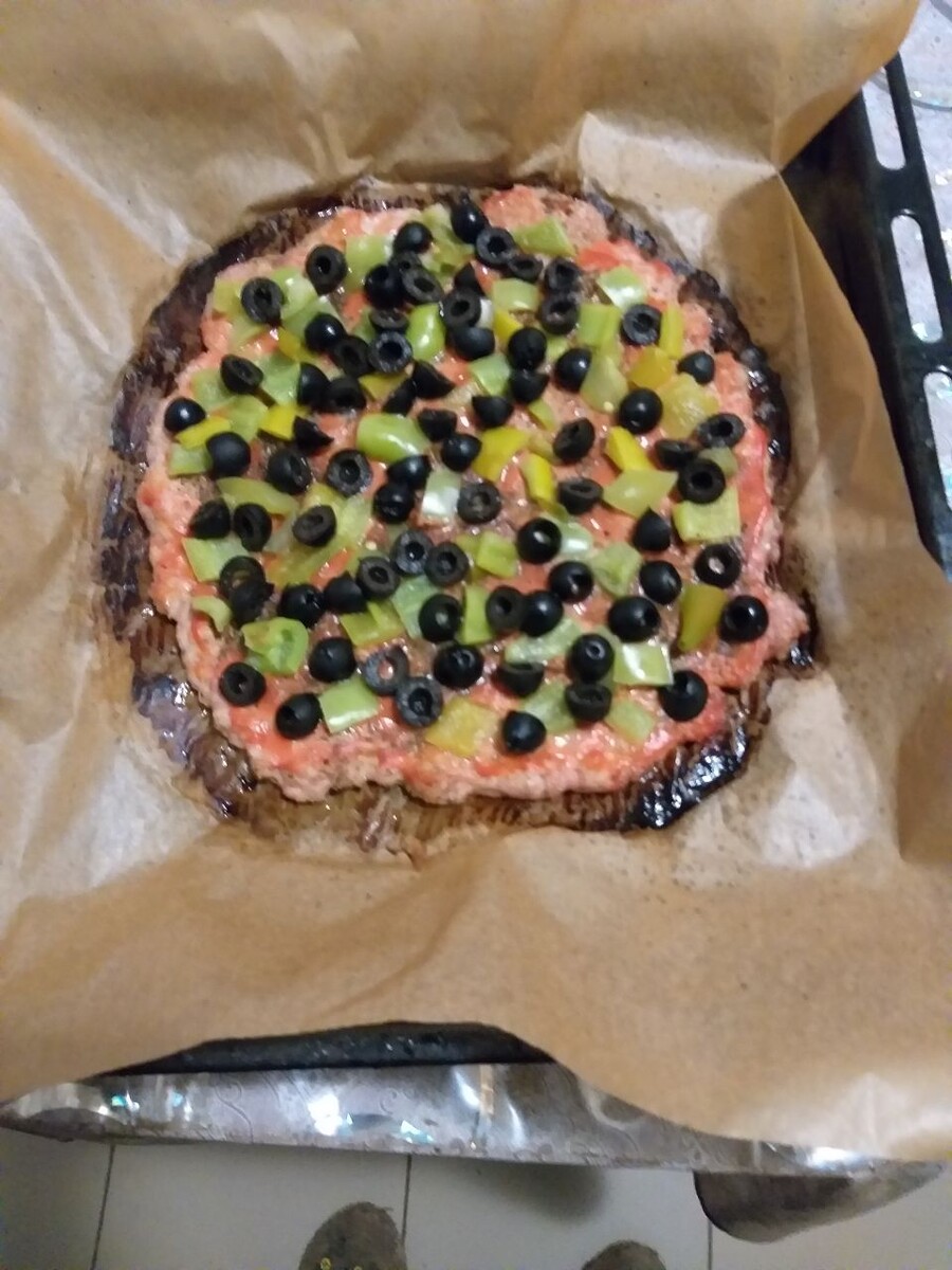 Добавить свежий болгарский перец и порезанные маслины.