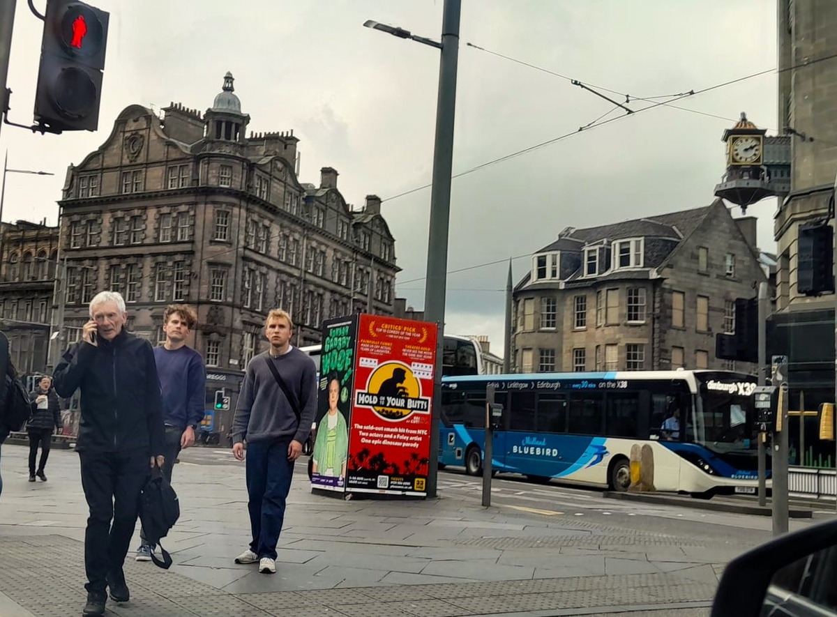 Эдинбург. Здание справа имеет только половину задуманых окон. Фото из личного архива.