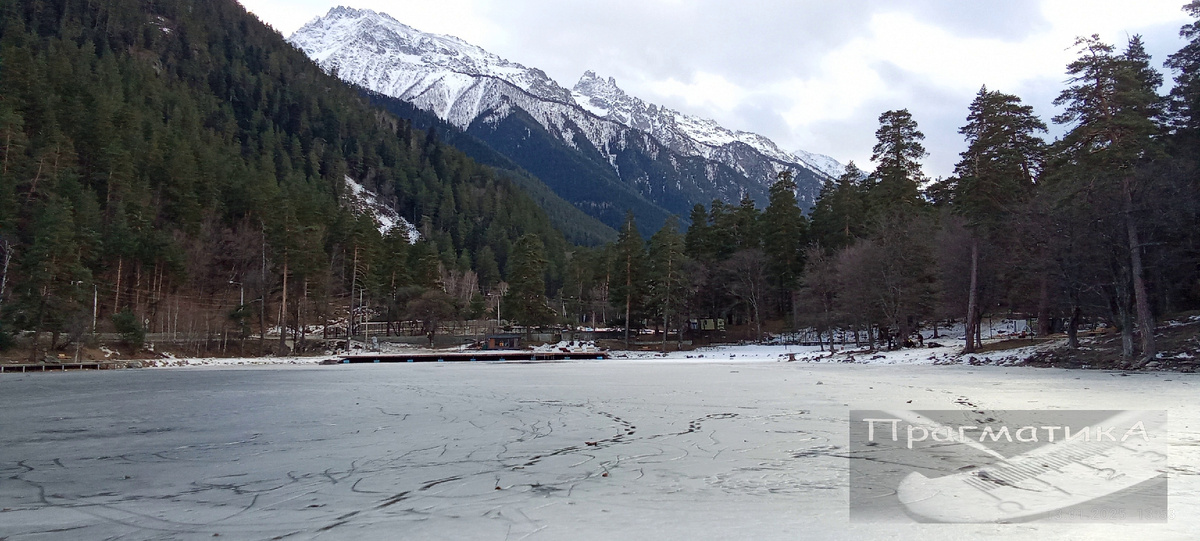 Замерзшее озеро Кара-Кель.