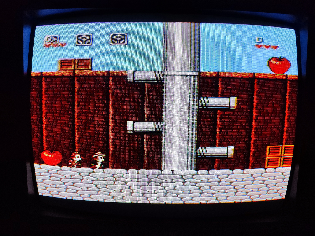 Фото сделаны мной. На фото игра "Chip Dale 1". Оригинал игры "Chip ’n Dale Rescue Rangers" был разработан и издан Capcom. в 1990г. для NES. продюсеры Токуро Фудзивара, Дарлин Уоддингтон, дизайнер Масаёси Курокава. Фото демонстрирует начальную заставку игры, а так же общий визуальный фон игры. Подробнее об этом рассказано в статье. Все материалы принадлежат правообладателям и размещены исключительно в информационных целях.