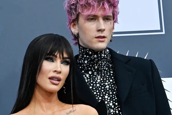     Беременная Меган Фокс категорически отказалась общаться с Machine Gun Kelly