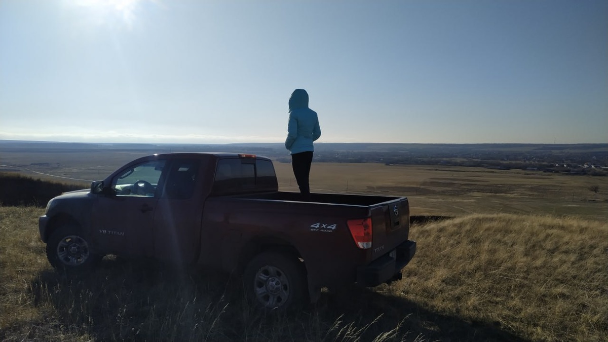 Жена смотрит  вдаль и мечтает о доме с таким красивым видом