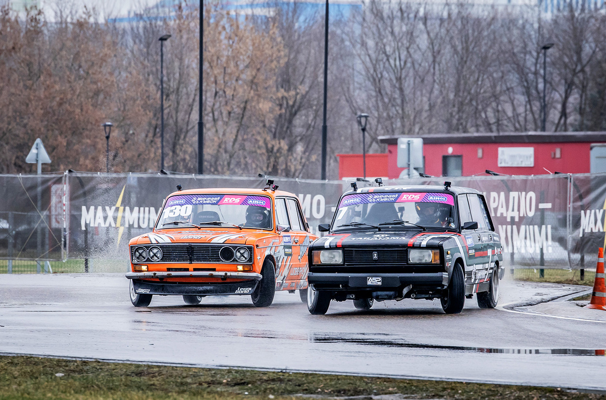    Зимний Кубок РДС – это сражение молодых пилотов (подгруппа «Б») и именитых профессионалов российского дрифта (подгруппа «А»). На трассе в Печатниках встретились 35 пилотов, и только 16 из них прошли по результатам квалификации в стадию парных заездов.   
Светлана Парфенова