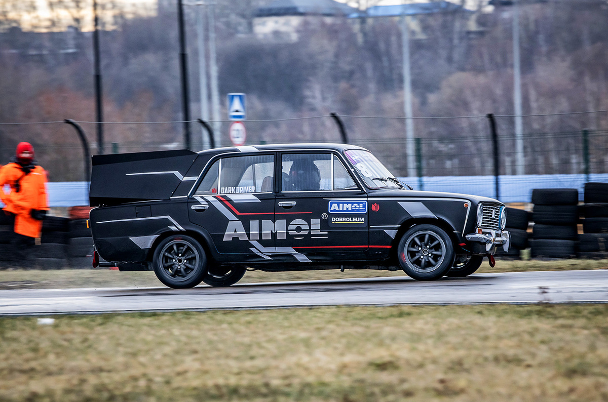    Среди участников Зимнего Кубка РДС в этот раз был заявлен Dark Driver – секретный гость, имя которого не разглашалось до тех пор, пока он не закончил своё выступление в соревновании. Он выступал за рулём чёрной «копейки» ВАЗ-2101.   
Светлана Парфенова