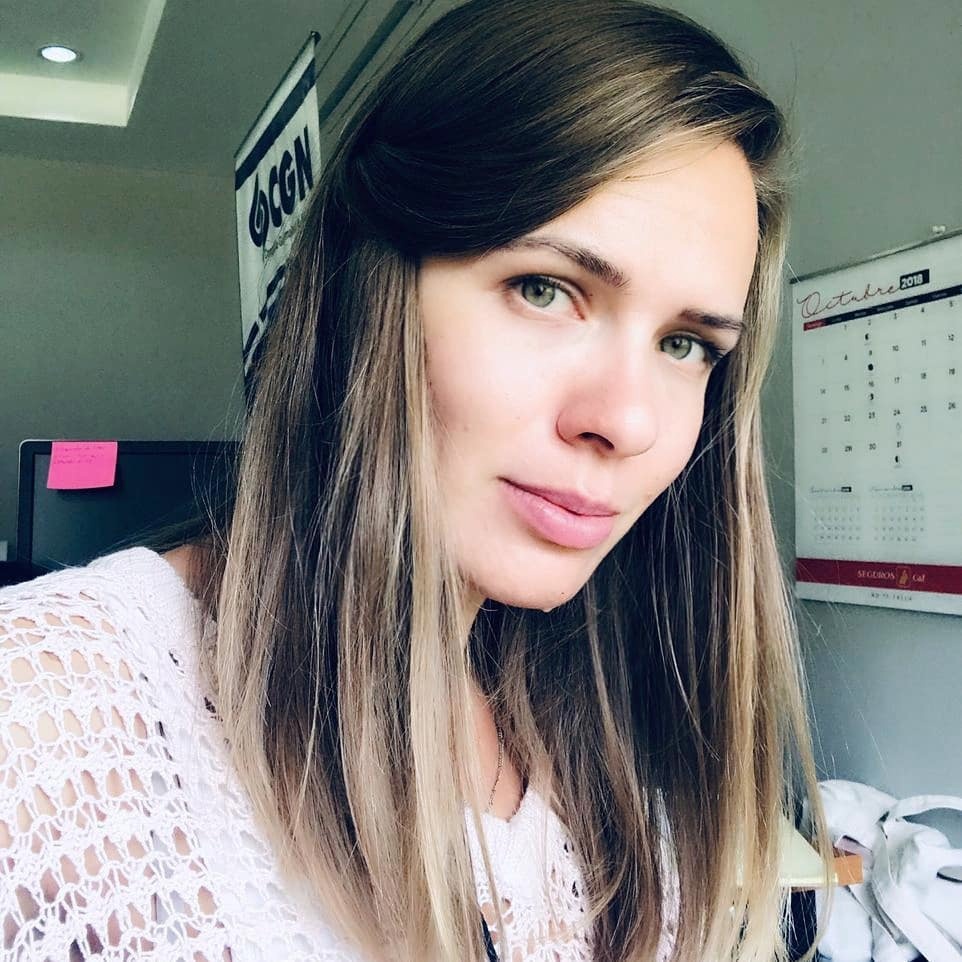 Фото из Гватемалы, мне тогда все писали, что я на нем вот-вот заплачу. Было непросто, но поводов плакать не было. Помню, что брала с собой пустырник в таблетках в качестве успокоительного, он пригодился только местным муравьям, которые его весь слопали (видимо, из-за стресса, вызванного соседством со мной).