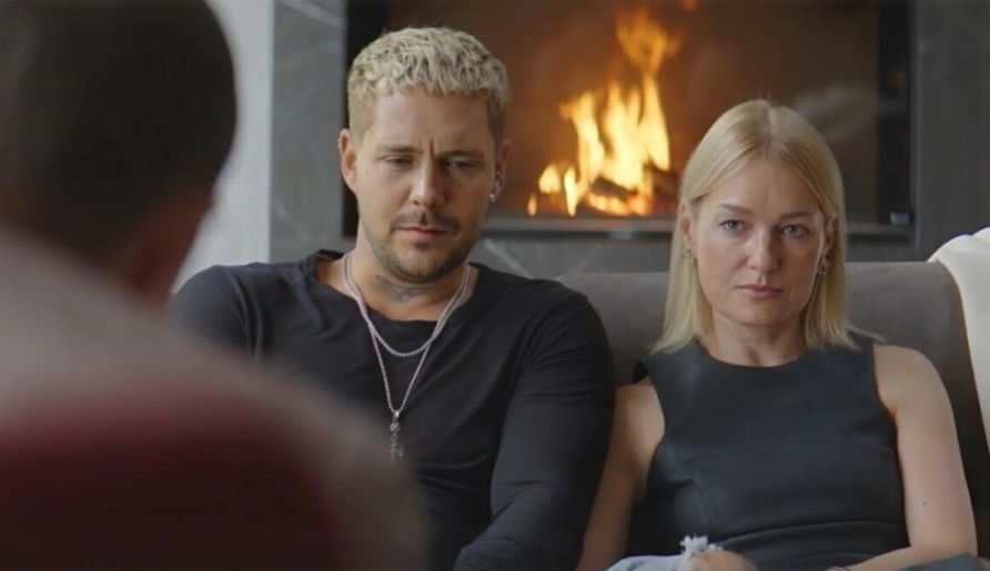 Милош Бикович (певец Кирилл Артемьев) и Виктория Толстоганова (продюсер Дина)