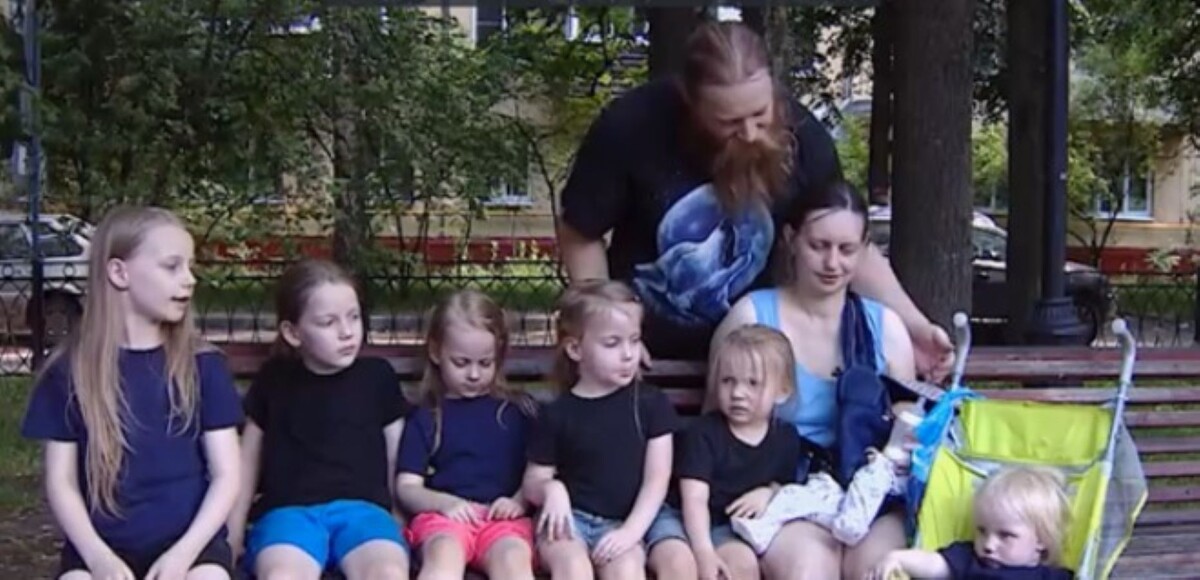 Евгений и Наталья Тепляковы со своими детьми