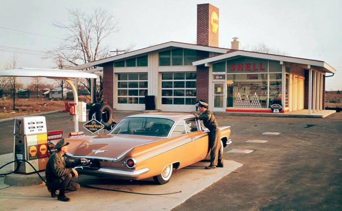 Где-то 1960-е на заправочной станции